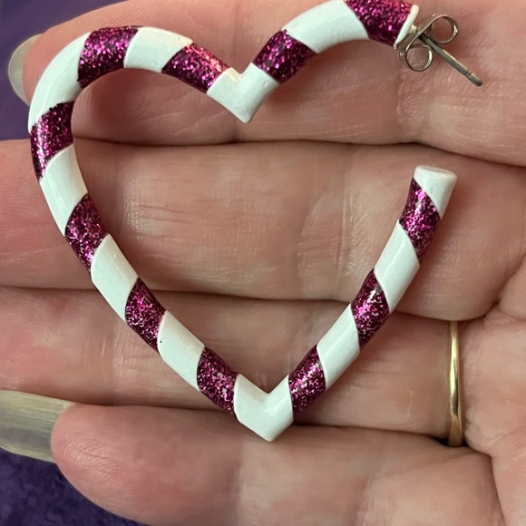 🆕Heart earrings brightly colored in white and purple stripes. NIB. - Picture 8 of 13